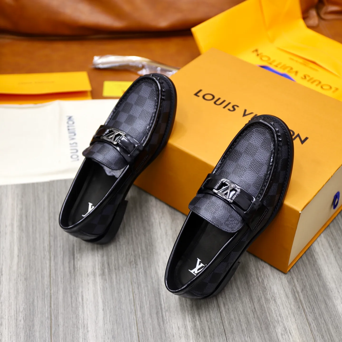 Men's shoes 💰: 💰900LV Louis Vuitton slip-on loafers, top quality products produced in Dongguan, ready for sale! This LV Glove loafer is made of selected soft cowhide, with a slightly wrinkled leather surface and a very high-end texture. Each pair is unique. The leather surface is light and soft, with a fine texture and good luster. It is a classic loafer style, with exquisite handmade mark stitching on the toe, and a square toe configuration to highlight the classic style. The horizontal band has hot-printed LV three-dimensional letters, semi-solid handcrafts and a genuine leather outsole, and a rubber patch on the heel to create wear-resistant performance and comfort. One of the must-have loafers for men! Comes with full original packaging! Code number: 38-39-40-41-42-43-44 (38, 45, 46 customized) standard leather shoe code